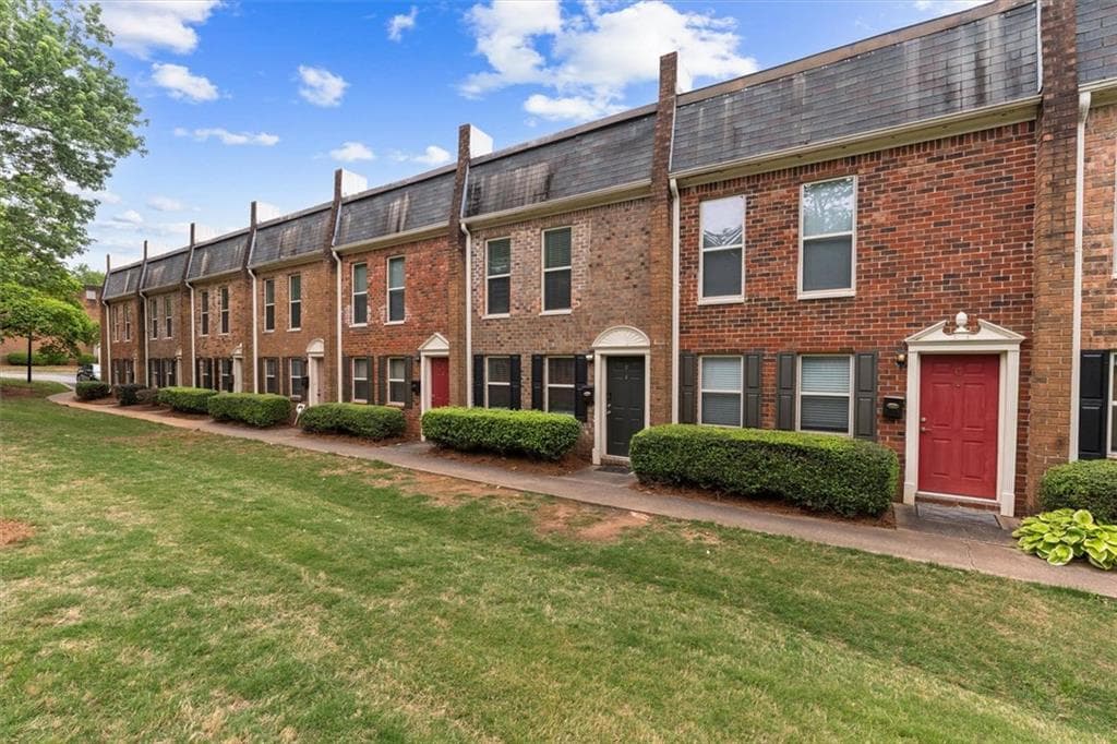 2 bedroom, 2 bathroom, 1,090 sq ft townhouse for sale at 235 Winding River Drive F, Sandy Springs, GA 30350 — photo 2