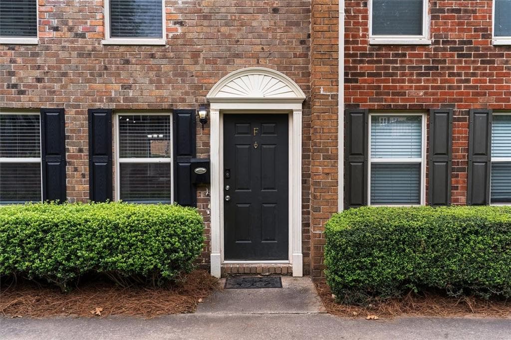 2 bedroom, 2 bathroom, 1,090 sq ft townhouse for sale at 235 Winding River Drive F, Sandy Springs, GA 30350 — photo 4