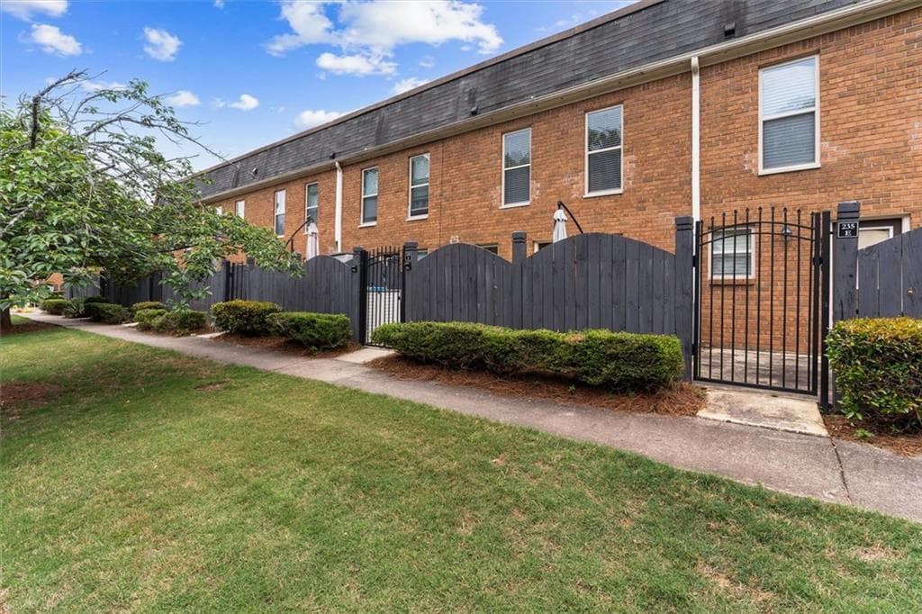 2 bedroom, 2 bathroom, 1,090 sq ft townhouse for sale at 235 Winding River Drive F, Sandy Springs, GA 30350 — photo 5