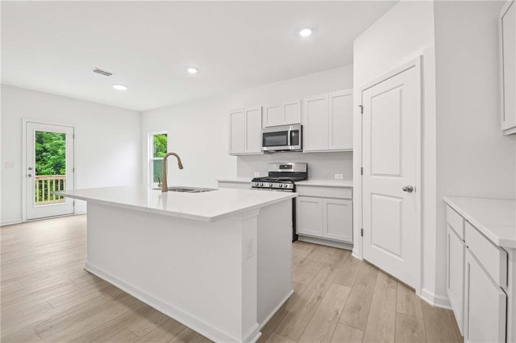 4 bedroom, 3 bathroom, 2,409 sq ft single family residence for sale at 5368 Heron Bay Boulevard, Locust Grove, GA 30248 — photo 7