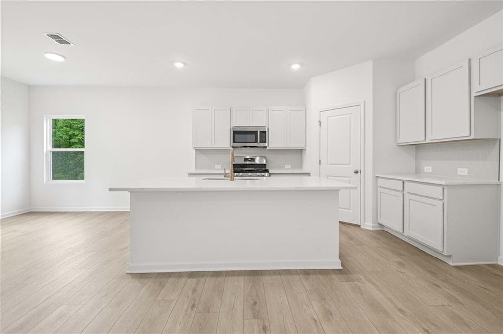 4 bedroom, 3 bathroom, 2,409 sq ft single family residence for sale at 5368 Heron Bay Boulevard, Locust Grove, GA 30248 — photo 8