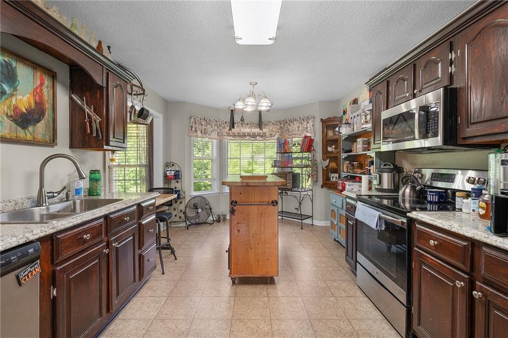 4 bedroom, 3 bathroom, 2,286 sq ft single family residence for sale at 240 Orchard Way, Calhoun, GA 30701 — photo 8