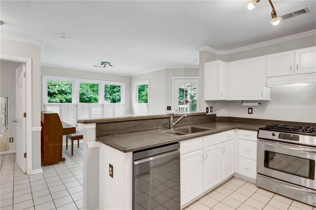3 bedroom, 2 bathroom, 2,000 sq ft single family residence for sale at 612 Sweet Stream Way, Lawrenceville, GA 30044 — photo 9
