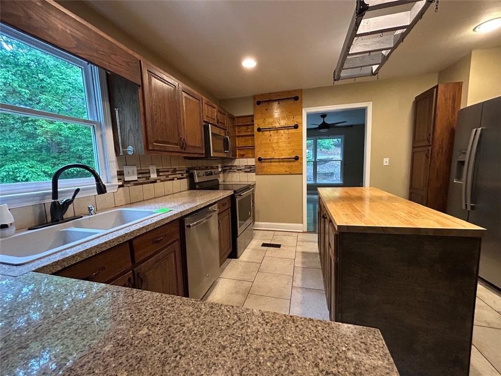 3 bedroom, 3 bathroom, 2,797 sq ft single family residence for sale at 2523 Tamarack Drive, Jasper, GA 30143 — photo 5