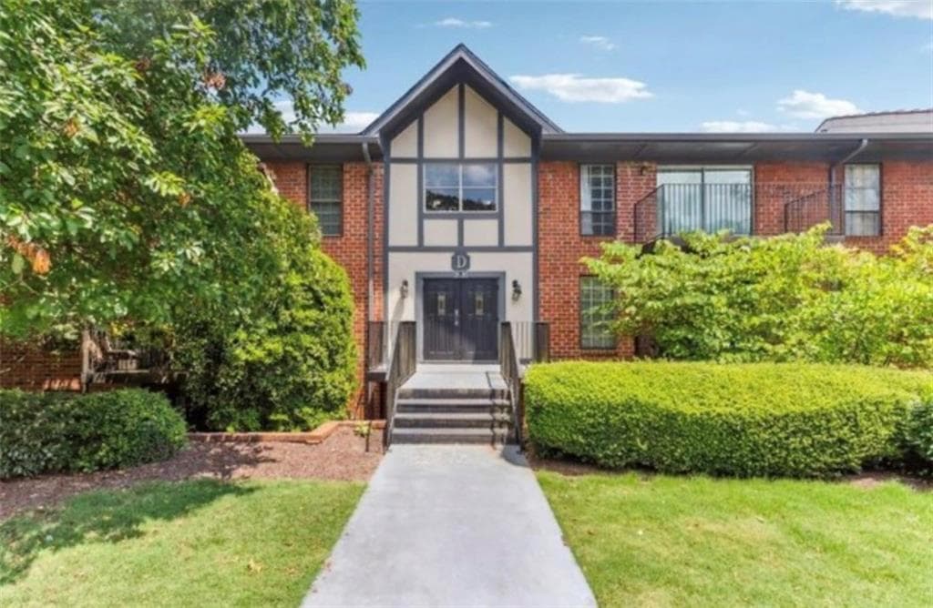 3 bedroom, 2 bathroom, 1,469 sq ft condominium for sale at 6851 Roswell Road D21, Atlanta, GA 30328 — photo 1 of 37