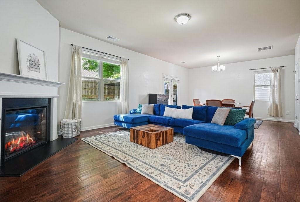 4 bedroom, 3 bathroom, 2,240 sq ft single family residence for sale at 402 Wilshire Court, Acworth, GA 30102 — photo 2
