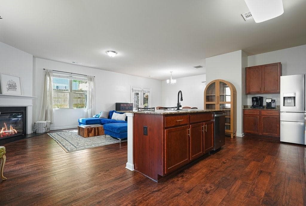 4 bedroom, 3 bathroom, 2,240 sq ft single family residence for sale at 402 Wilshire Court, Acworth, GA 30102 — photo 3