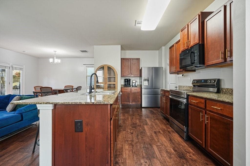 4 bedroom, 3 bathroom, 2,240 sq ft single family residence for sale at 402 Wilshire Court, Acworth, GA 30102 — photo 5