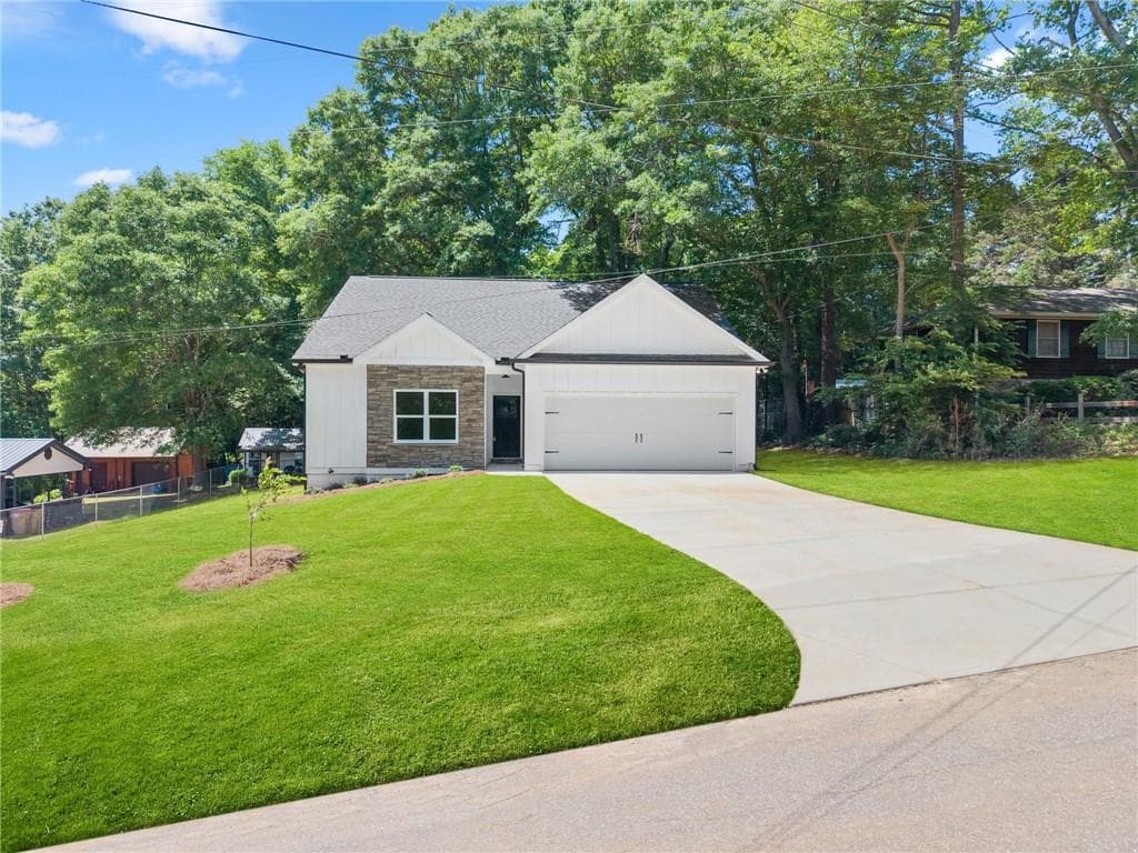3 bedroom, 2 bathroom, 1,750 sq ft single family residence for sale at 43 Anderson Street, Jefferson, GA 30549 — photo 2