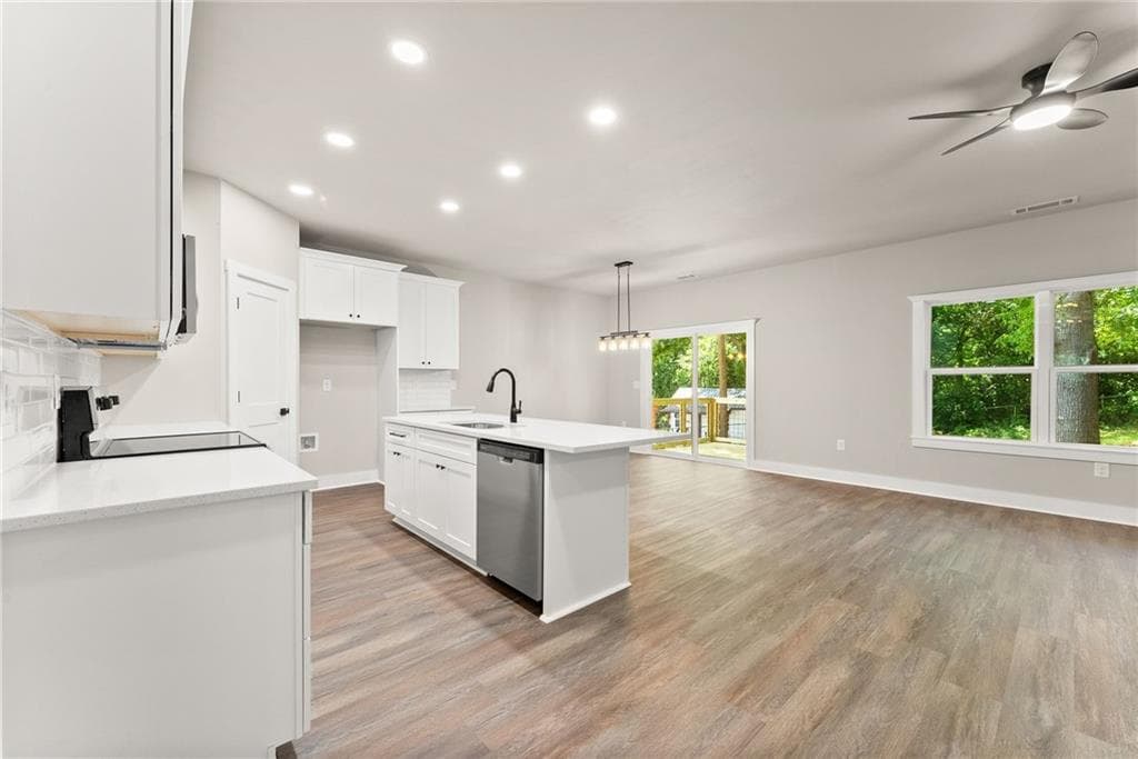 3 bedroom, 2 bathroom, 1,750 sq ft single family residence for sale at 43 Anderson Street, Jefferson, GA 30549 — photo 6