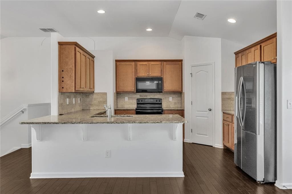 5 bedroom, 3 bathroom, 2,356 sq ft single family residence under contract at 2126 Crown Park Drive, Winder, GA 30680 — photo 2