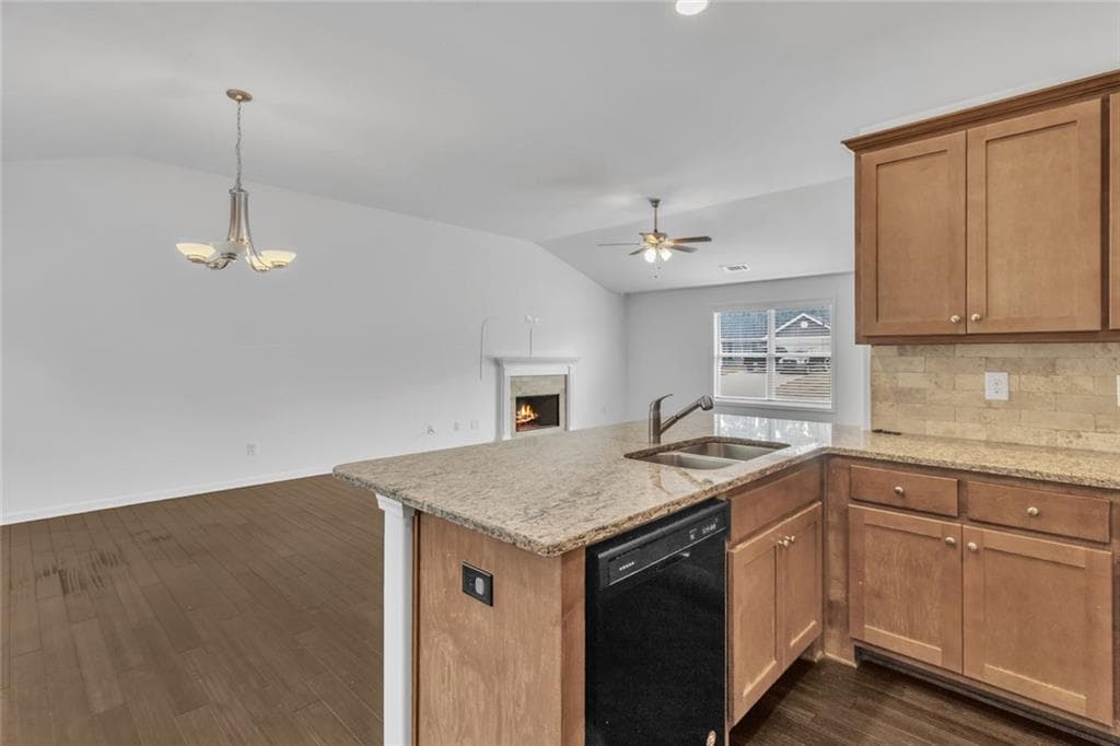 5 bedroom, 3 bathroom, 2,356 sq ft single family residence under contract at 2126 Crown Park Drive, Winder, GA 30680 — photo 4