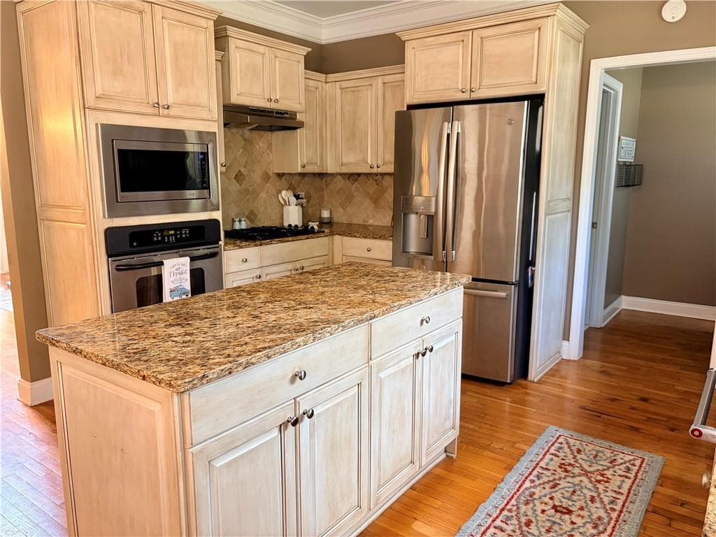 4 bedroom, 3 bathroom, 3,027 sq ft single family residence for sale at 7106 Golfside Drive, Covington, GA 30014 — photo 3
