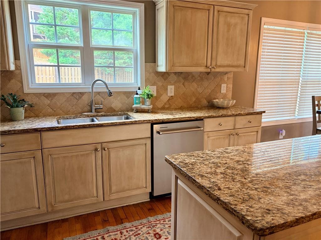 4 bedroom, 3 bathroom, 3,027 sq ft single family residence for sale at 7106 Golfside Drive, Covington, GA 30014 — photo 4