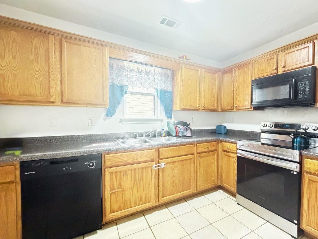 3 bedroom, 3 bathroom, 1,592 sq ft single family residence for sale at 3830 Alderwoods Drive, Jonesboro, GA 30236 — photo 4