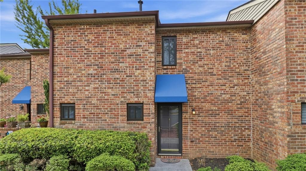 2 bedroom, 2 bathroom, 1,150 sq ft condominium for sale at 2252 Pernoshal Court, Atlanta, GA 30338 — photo 2