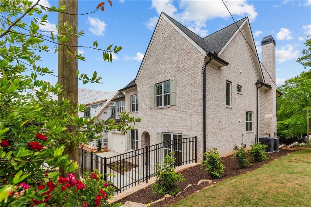 6 bedroom, 6 bathroom, 4,879 sq ft single family residence for sale at 29 E Park Street, Buford, GA 30518 — photo 2