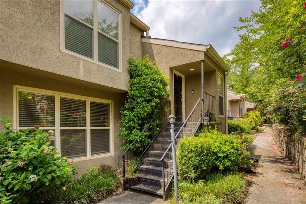 3 bedroom, 3 bathroom, 3,097 sq ft townhouse sold at 1722 Woodcliff Court, Atlanta, GA 30329