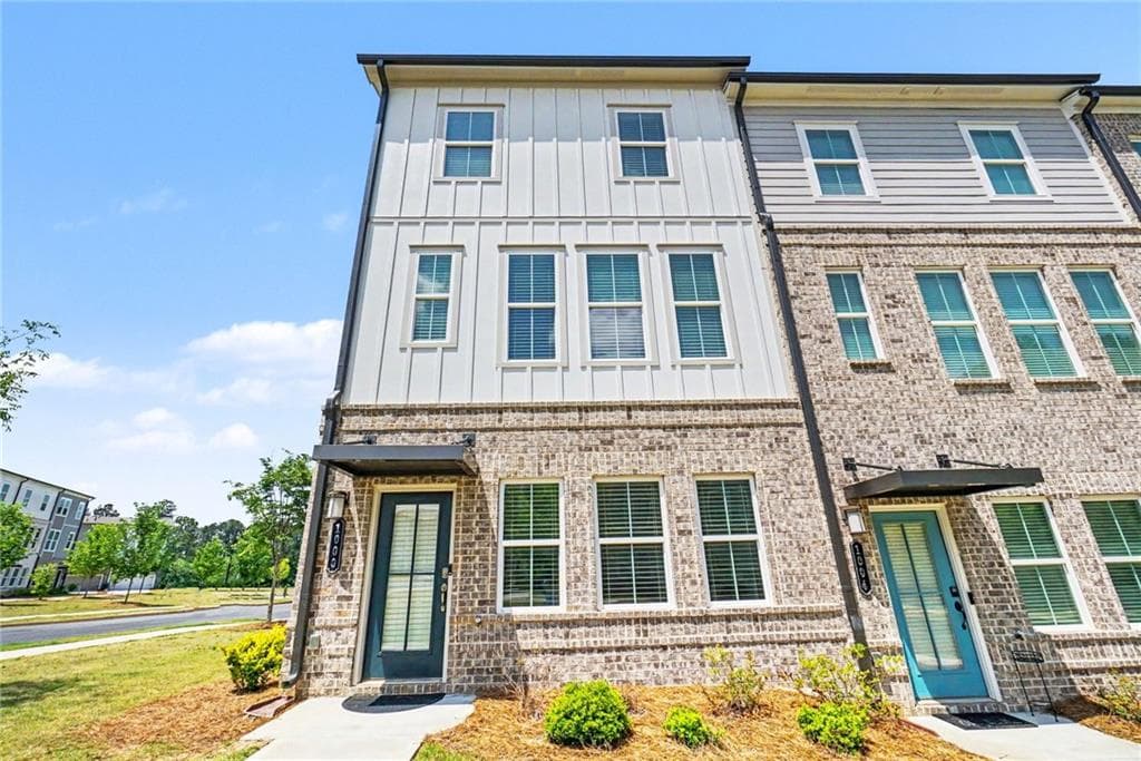 3 bedroom, 4 bathroom, 1,972 sq ft townhouse for sale at 1000 Taylor Court, Acworth, GA 30102 — photo 3