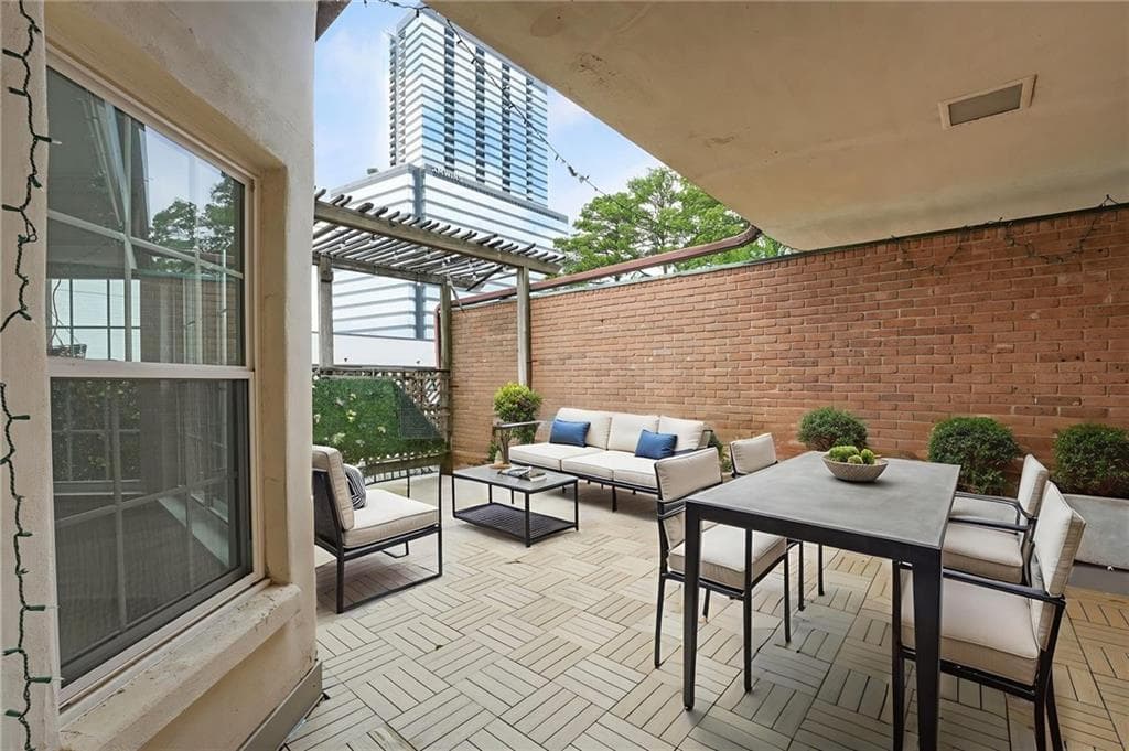 3 bedroom, 2 bathroom, 2,128 sq ft condominium sold at 3649 Peachtree Road 305, Atlanta, GA 30319