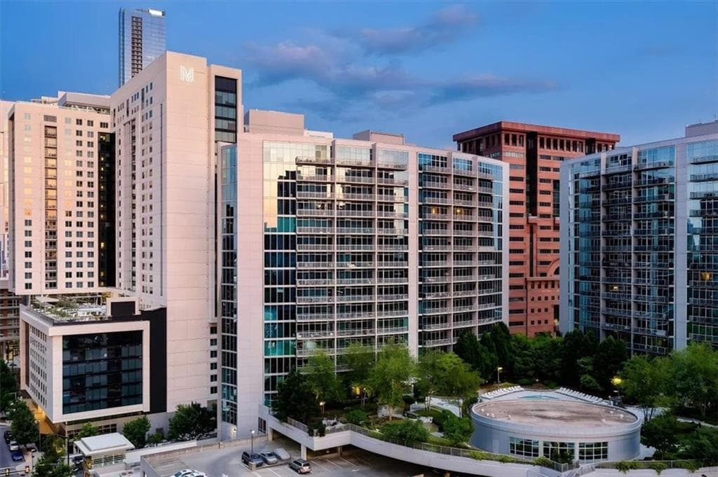 1 bedroom, 1 bathroom, 768 sq ft condominium for sale at 44 Peachtree Place 1527, Atlanta, GA 30309 — photo 1 of 43