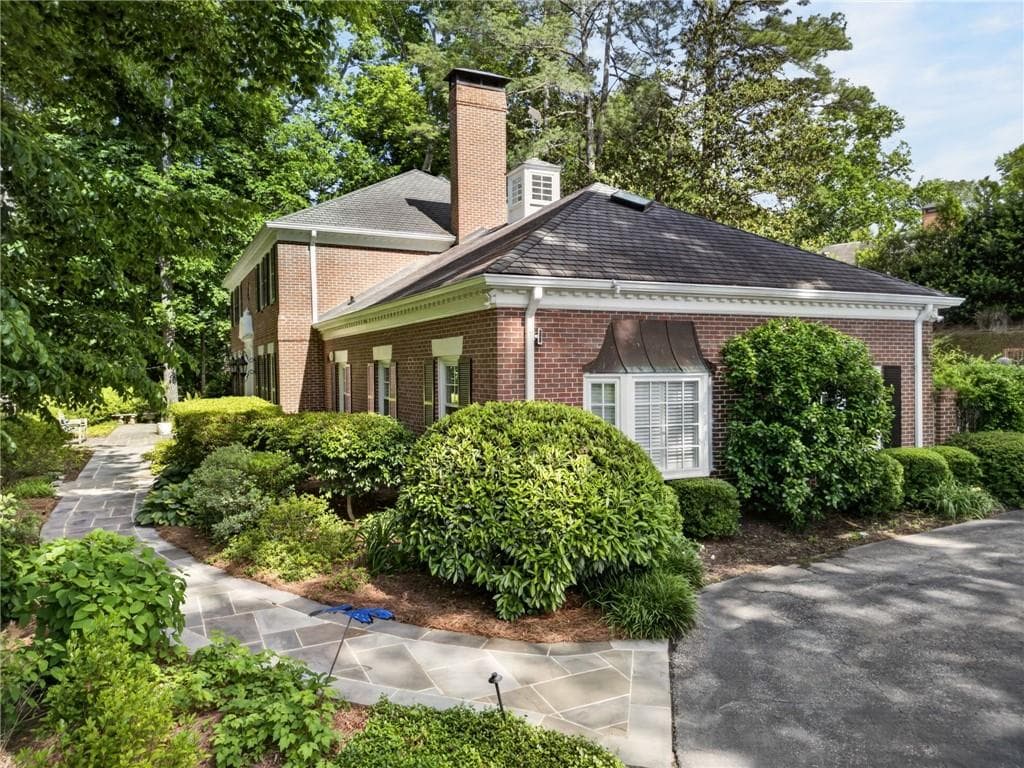 6 bedroom, 7 bathroom, 5,347 sq ft single family residence for sale at 3650 Dumbarton Road, Atlanta, GA 30327 — photo 3