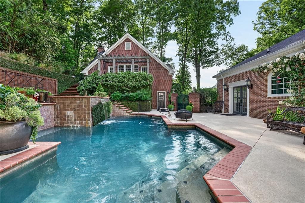 6 bedroom, 7 bathroom, 5,347 sq ft single family residence for sale at 3650 Dumbarton Road, Atlanta, GA 30327 — photo 2