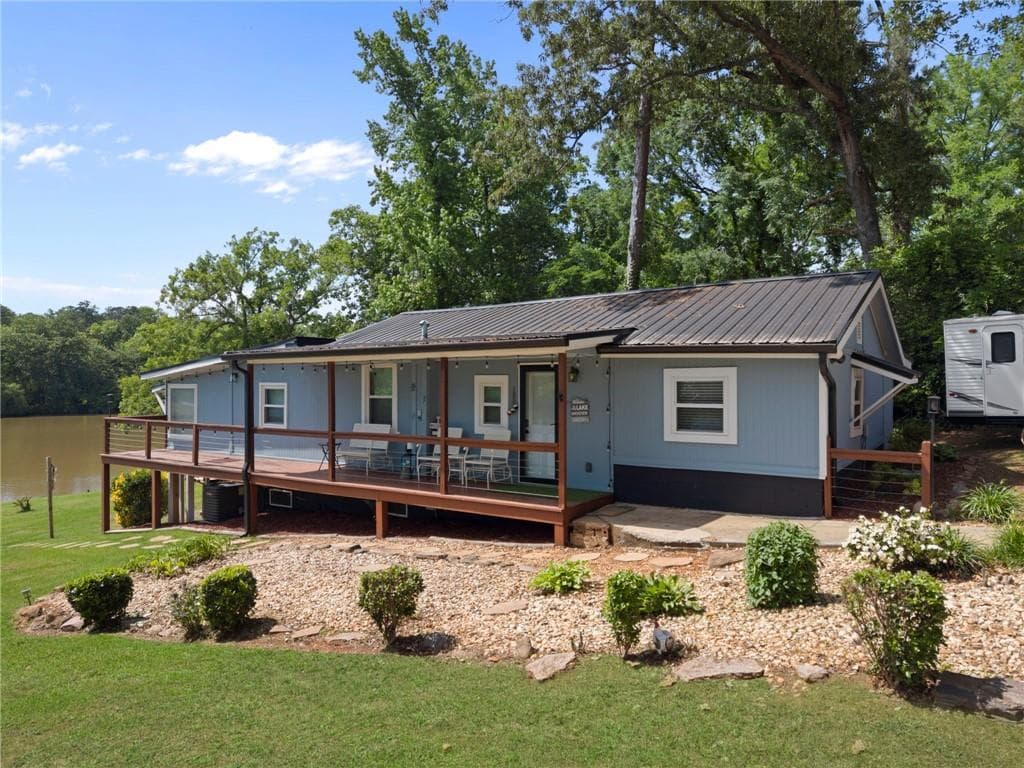 2 bedroom, 2 bathroom, 1,239 sq ft single family residence for sale at 100 S River Bend, Jackson, GA 30233