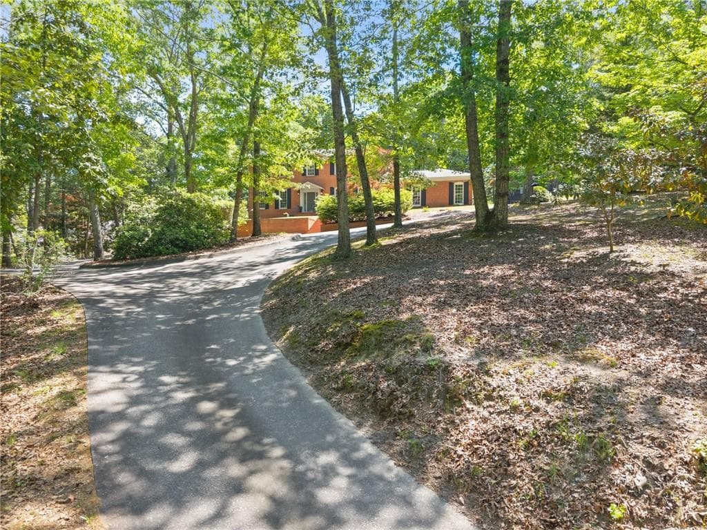 5 bedroom, 5 bathroom, 3,819 sq ft single family residence for sale at 1812 Valley Road, Gainesville, GA 30501 — photo 5