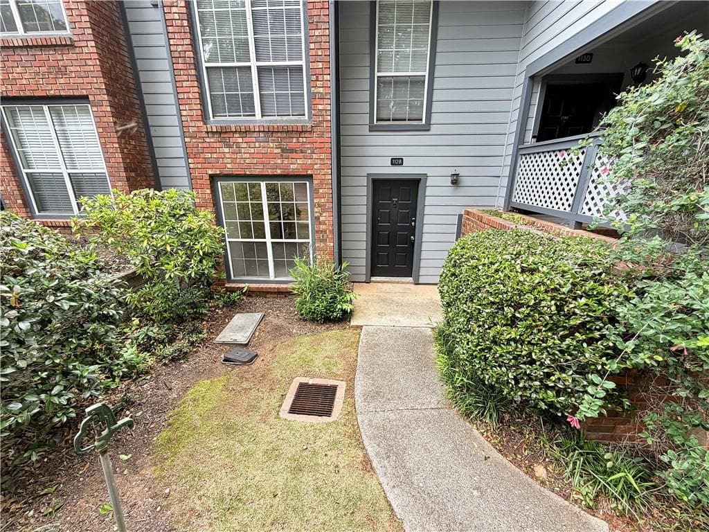 2 bedroom, 2 bathroom, 1,304 sq ft condominium sold at 1128 Weatherstone Drive, Atlanta, GA 30324