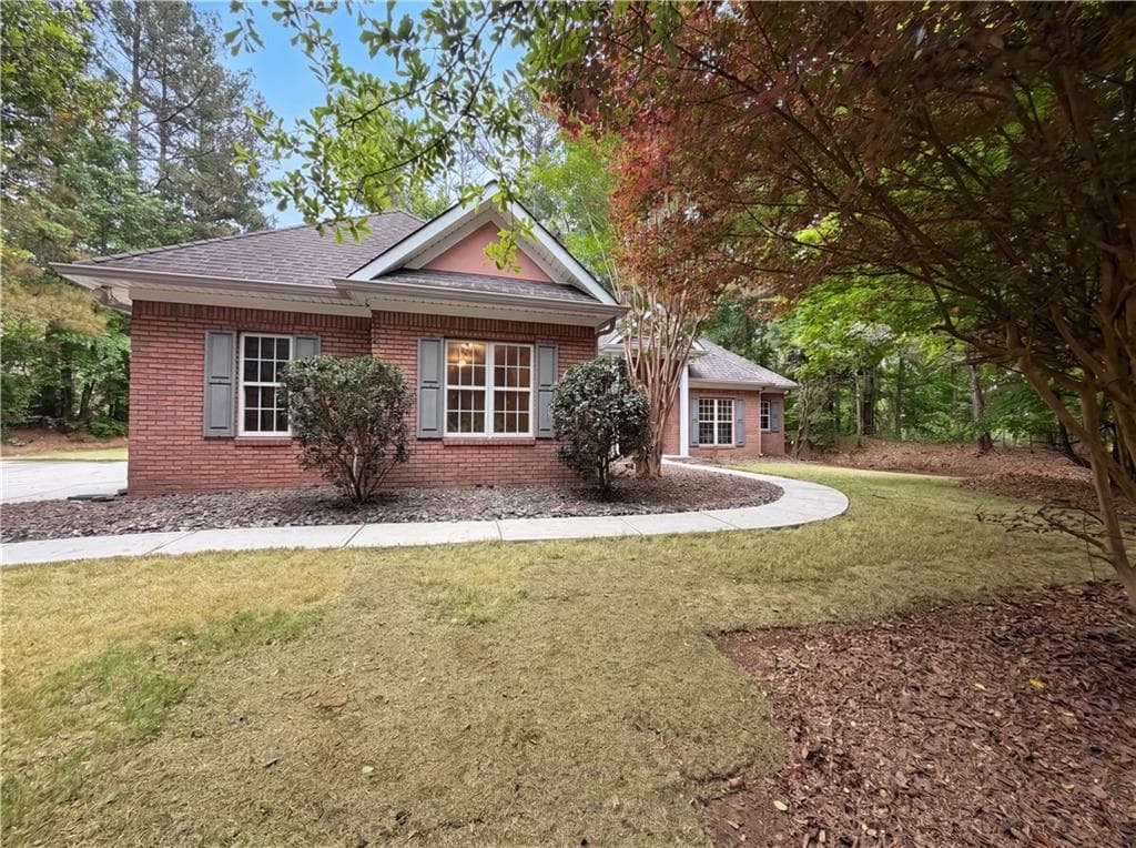 3 bedroom, 2 bathroom, 1,813 sq ft single family residence under contract at 125 Farr Lake Drive, Tyrone, GA 30290 — photo 2