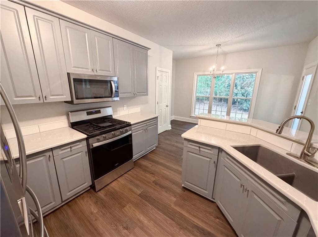 3 bedroom, 2 bathroom, 1,813 sq ft single family residence under contract at 125 Farr Lake Drive, Tyrone, GA 30290 — photo 6