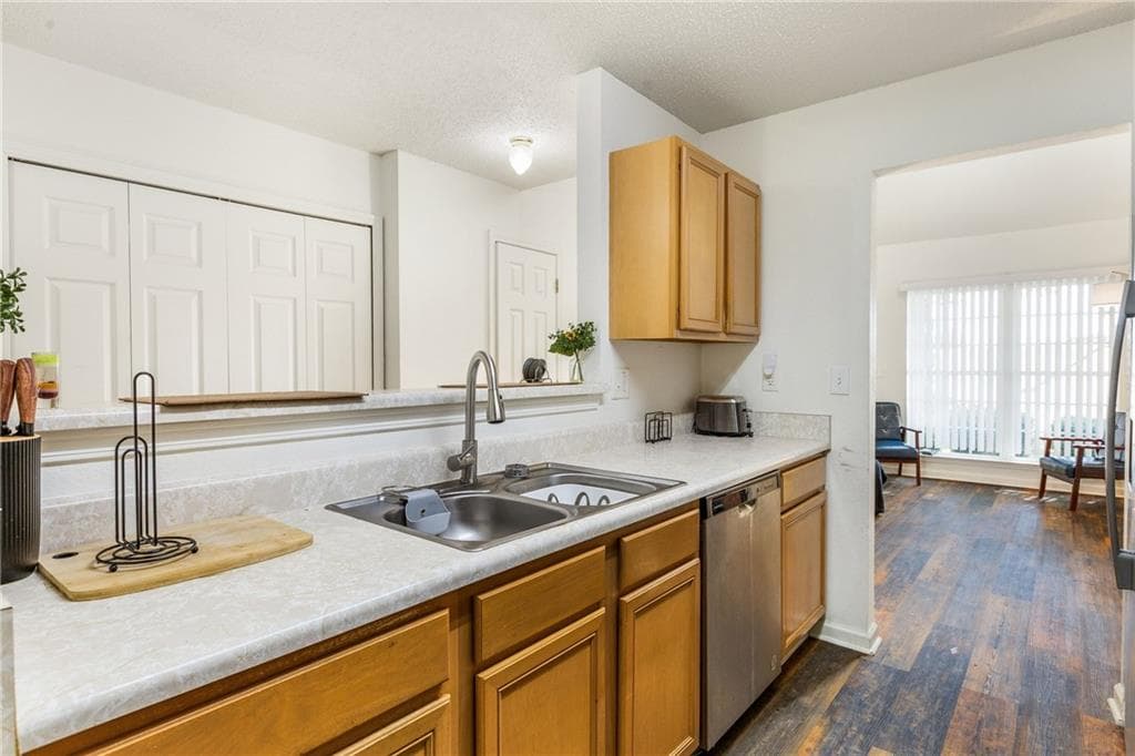 3 bedroom, 3 bathroom, 2,104 sq ft single family residence for sale at 565 Carlton Pointe Drive, Palmetto, GA 30268 — photo 4