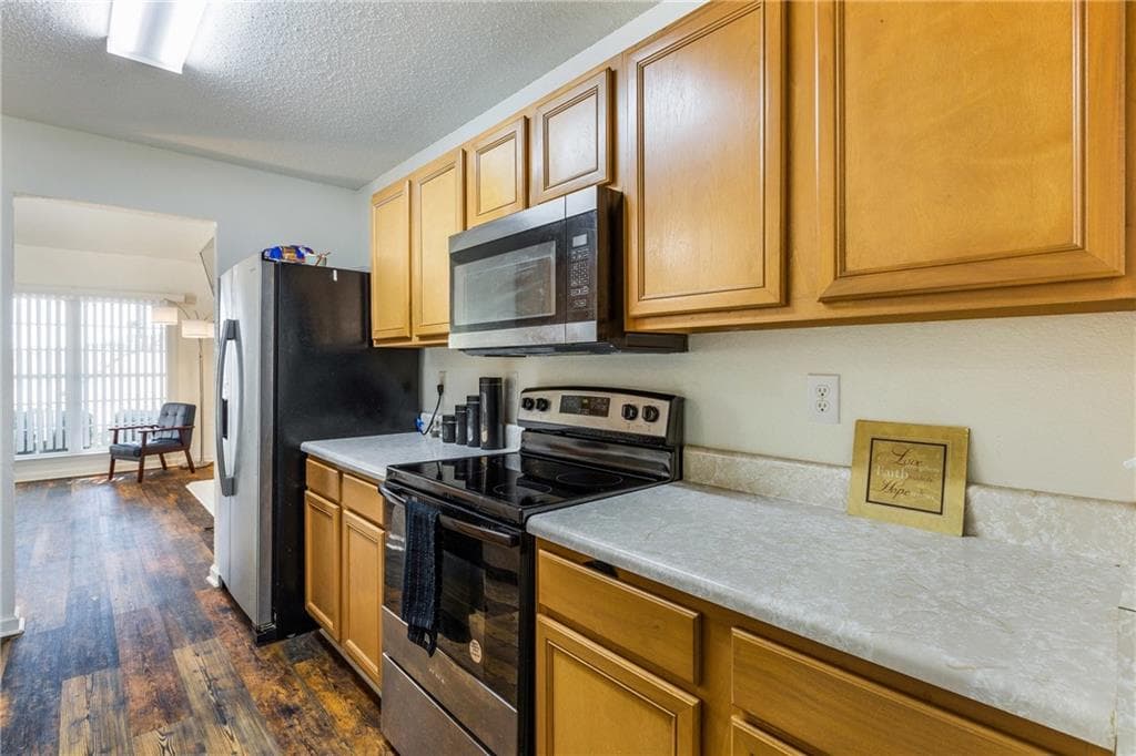 3 bedroom, 3 bathroom, 2,104 sq ft single family residence for sale at 565 Carlton Pointe Drive, Palmetto, GA 30268 — photo 3