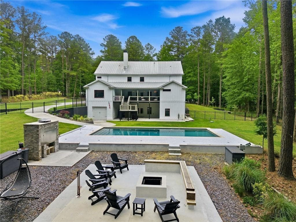 6 bedroom, 5 bathroom, 6,964 sq ft single family residence sold at 215 Diamond, Fayetteville, GA 30215