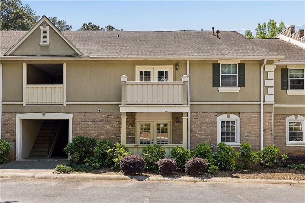 2 bedroom, 2 bathroom, 1,040 sq ft condominium for sale at 6900 Roswell Road Q6, Atlanta, GA 30328