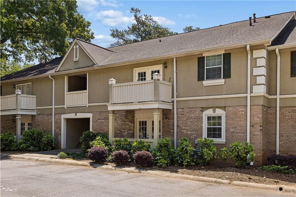 2 bedroom, 2 bathroom, 1,040 sq ft condominium for sale at 6900 Roswell Road Q6, Atlanta, GA 30328 — photo 2