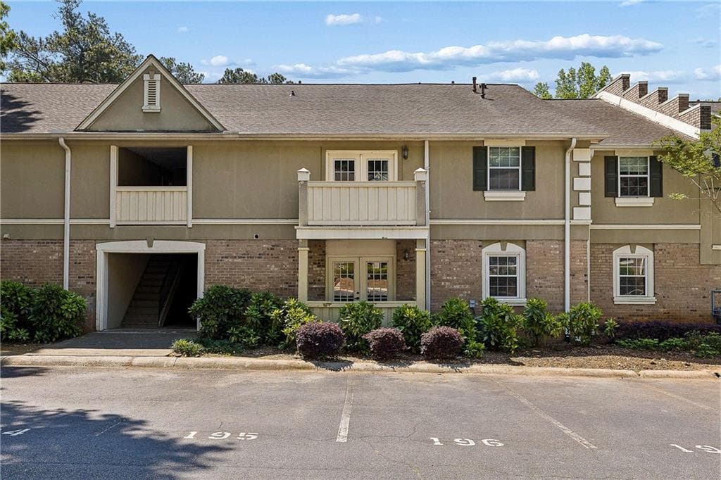 2 bedroom, 2 bathroom, 1,040 sq ft condominium for sale at 6900 Roswell Road Q6, Atlanta, GA 30328 — photo 3