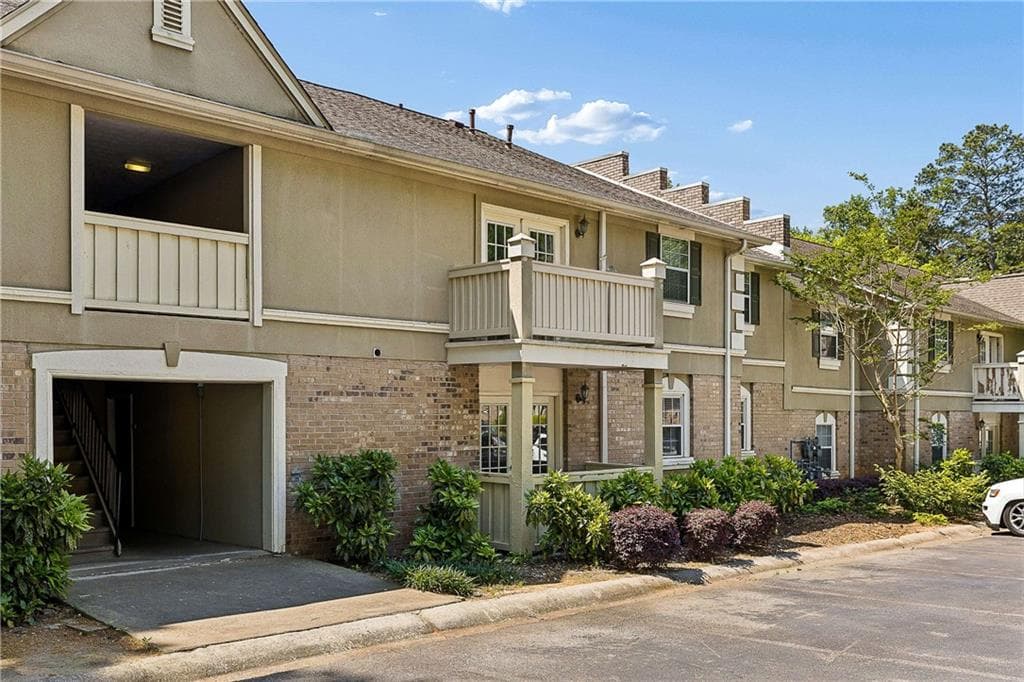2 bedroom, 2 bathroom, 1,040 sq ft condominium for sale at 6900 Roswell Road Q6, Atlanta, GA 30328 — photo 4