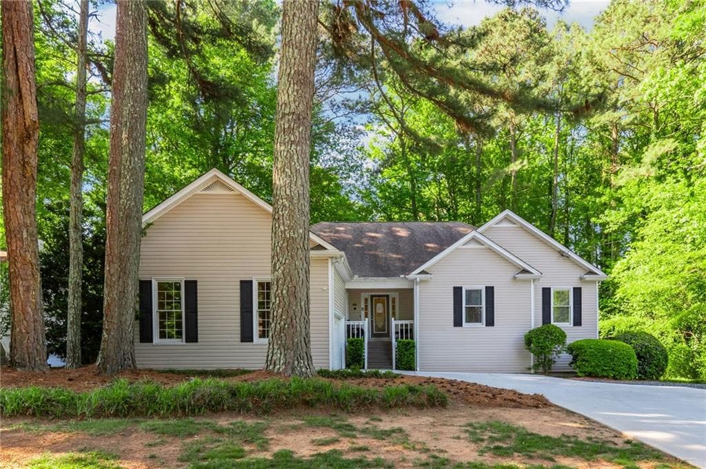 4 bedroom, 3 bathroom, 2,770 sq ft single family residence for sale at 6011 Crabapple Way, Powder Springs, GA 30127 — photo 2