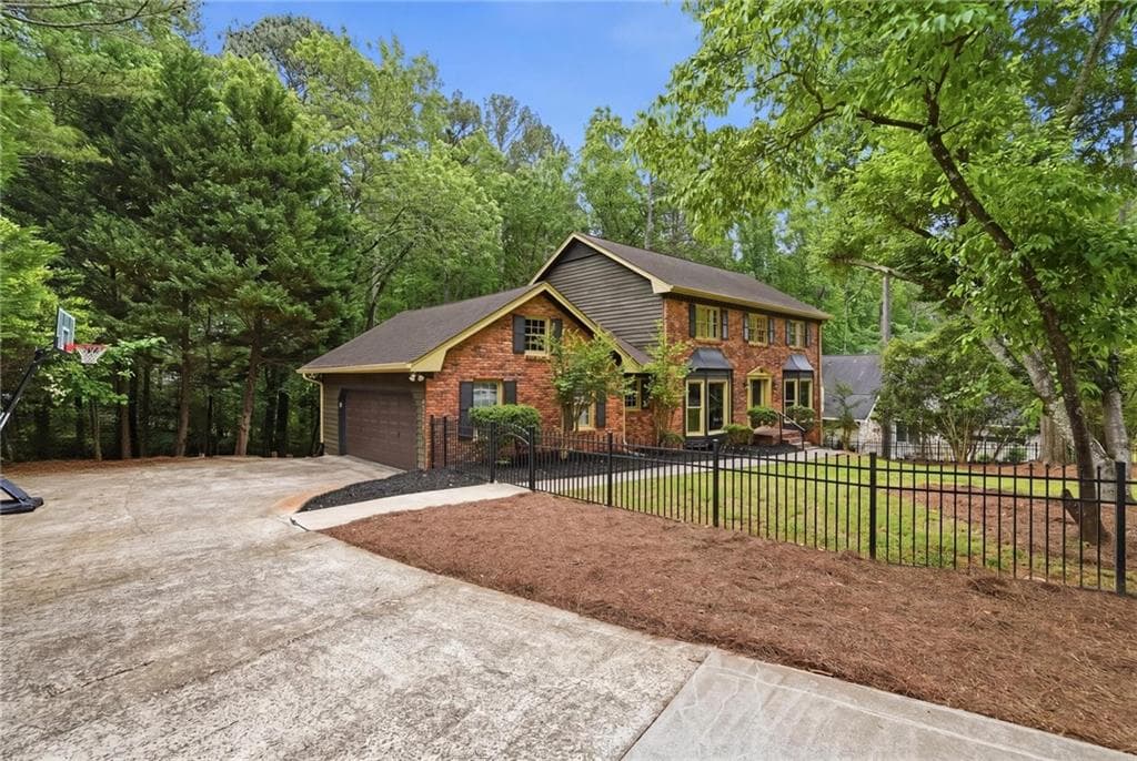 5 bedroom, 4 bathroom, 3,351 sq ft single family residence for sale at 600 Branch Valley Court, Roswell, GA 30076 — photo 2