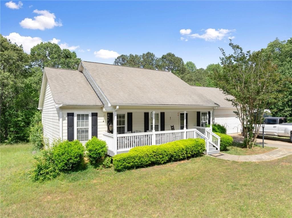 2 bedroom, 2 bathroom, 1,160 sq ft single family residence for sale at 5137 Strickland Road, Gainesville, GA 30507 — photo 2