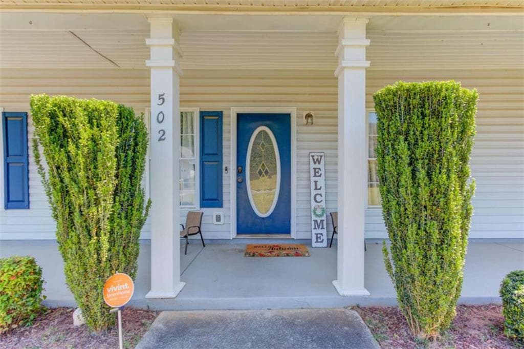 3 bedroom, 2 bathroom, 1,404 sq ft single family residence under contract at 502 Towler Shoals View, Loganville, GA 30052 — photo 2