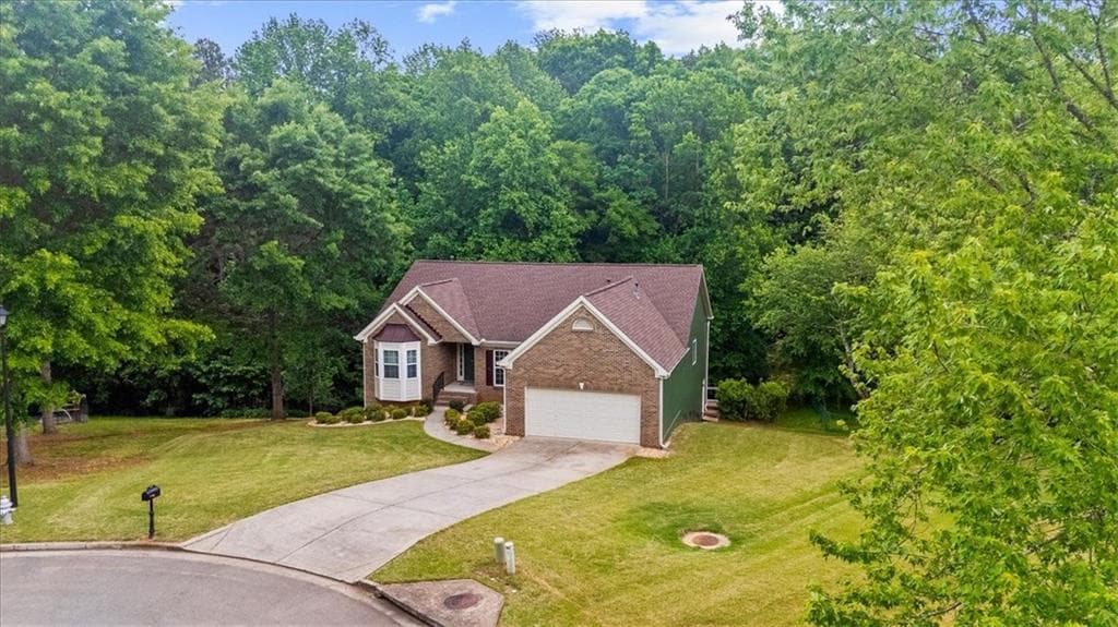 5 bedroom, 3 bathroom, 4,014 sq ft single family residence for sale at 8780 Amberfield Drive, Gainesville, GA 30506 — photo 4