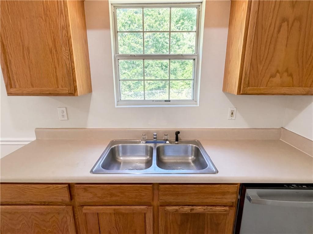 3 bedroom, 2 bathroom, 1,419 sq ft single family residence under contract at 182 Livingston Lane, Covington, GA 30016 — photo 8