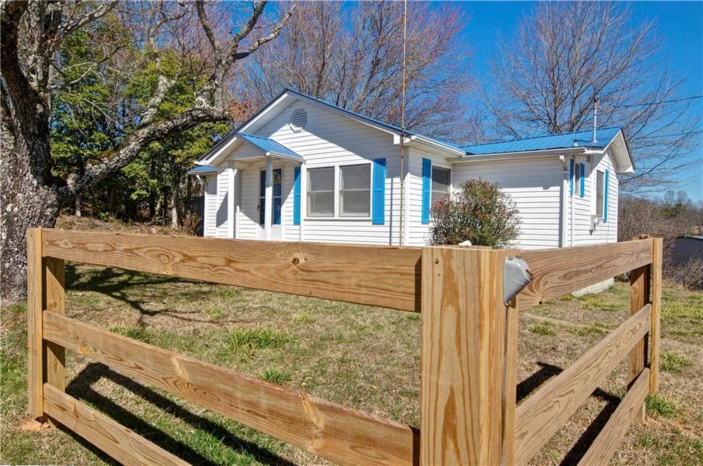 2 bedroom, 1 bathroom, 757 sq ft single family residence for sale at 2165 Townsend Mill Road, Young Harris, GA 30582