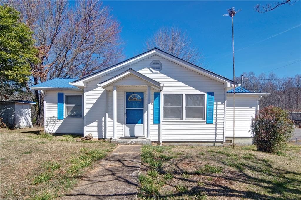 2 bedroom, 1 bathroom, 757 sq ft single family residence for sale at 2165 Townsend Mill Road, Young Harris, GA 30582 — photo 2