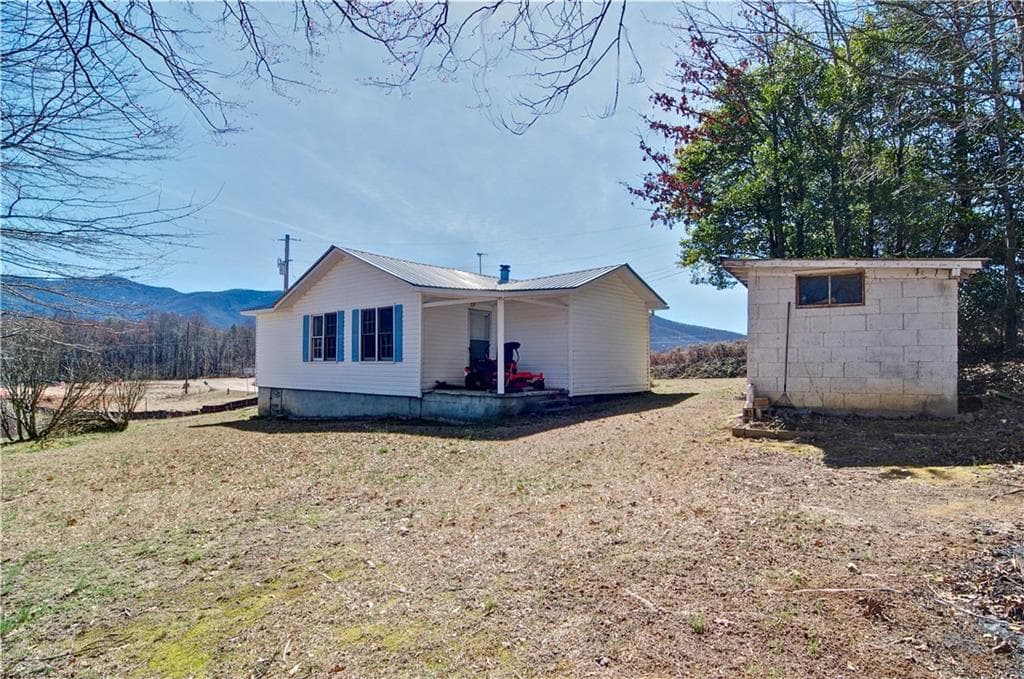 2 bedroom, 1 bathroom, 757 sq ft single family residence for sale at 2165 Townsend Mill Road, Young Harris, GA 30582 — photo 3