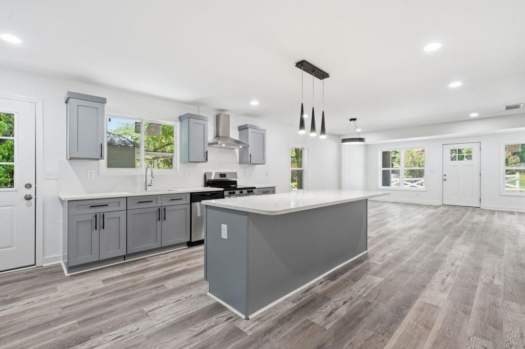 4 bedroom, 3 bathroom, 2,352 sq ft single family residence for sale at 2624 Peyton Road, Atlanta, GA 30318 — photo 2