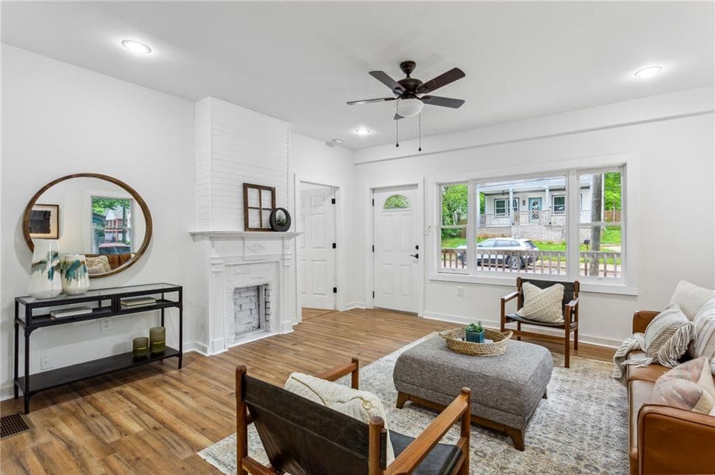 3 bedroom, 2 bathroom, 1,344 sq ft single family residence under contract at 698 Garibaldi Street, Atlanta, GA 30310 — photo 2